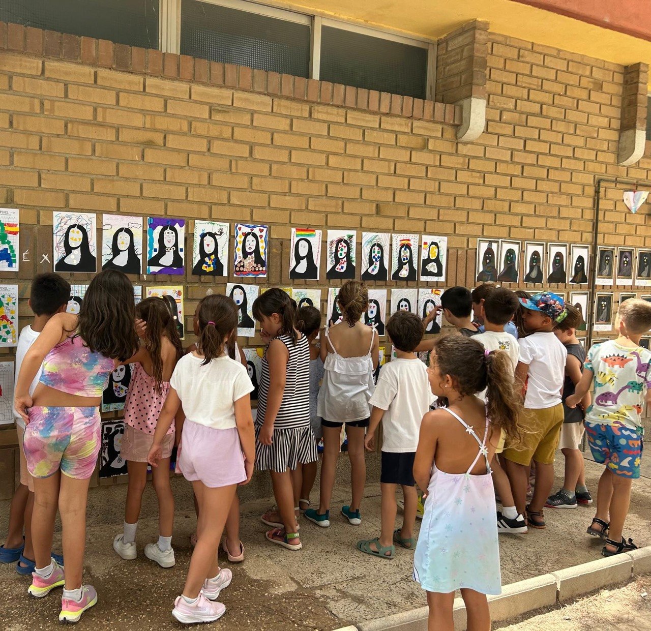 Grupo de niños de espaldas durante una actividad