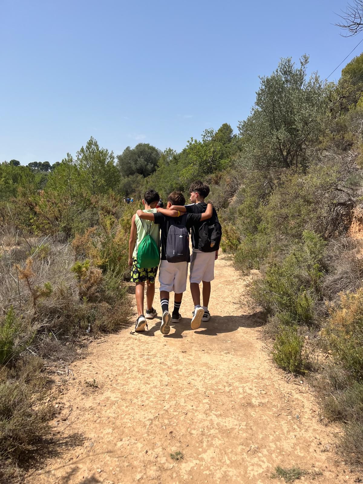 Niños cogidos después de una actividad sociocultural